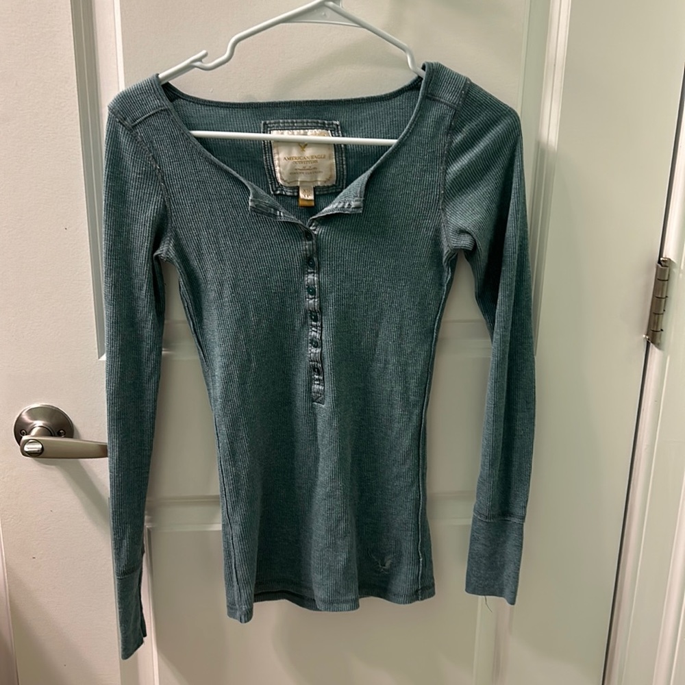 American Eagle Y2K Henley top. Good used condition. Size XS